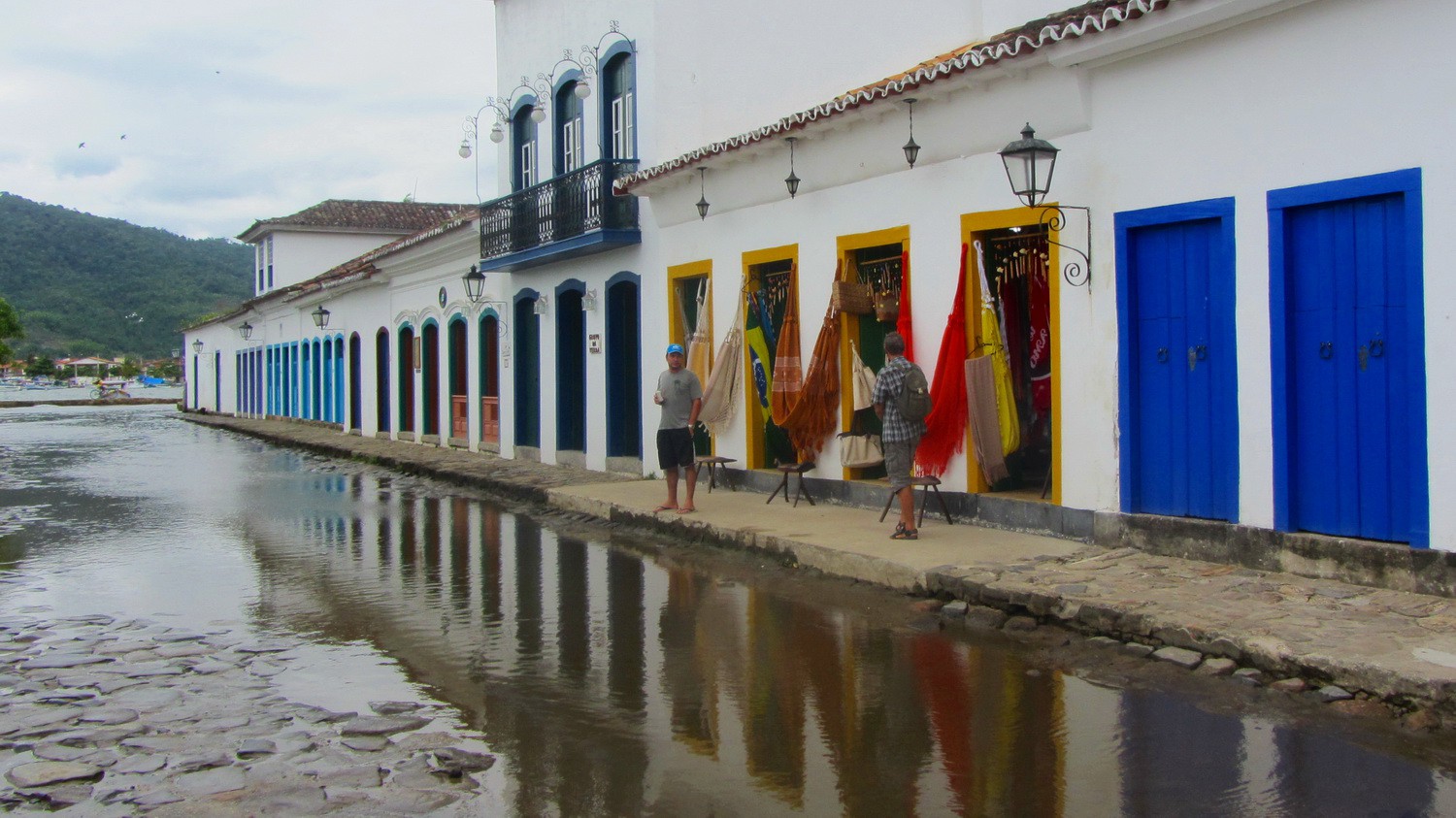 The first block of houses in Paraty at high tide